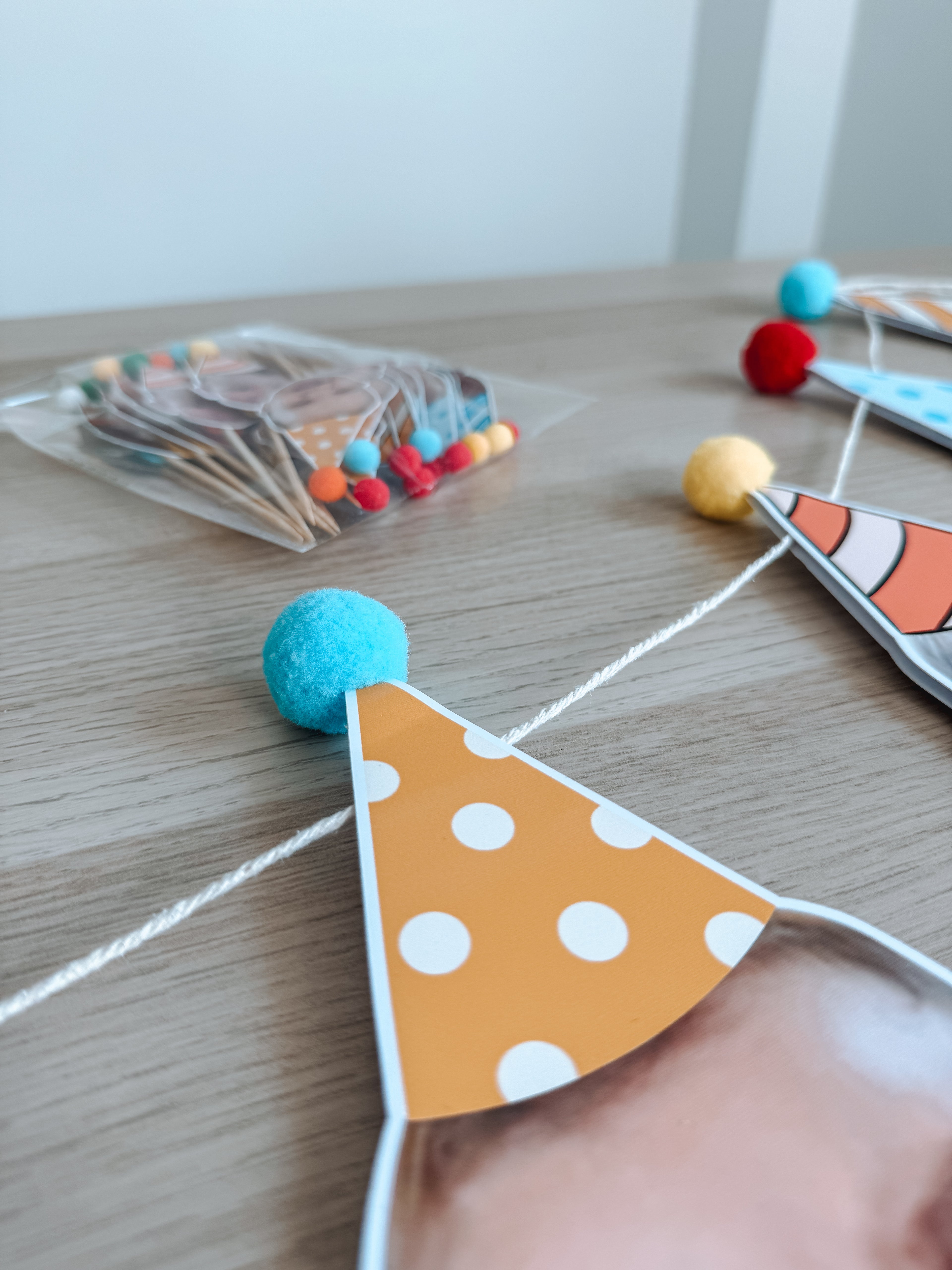 Pompom carinhas | Bandeirola