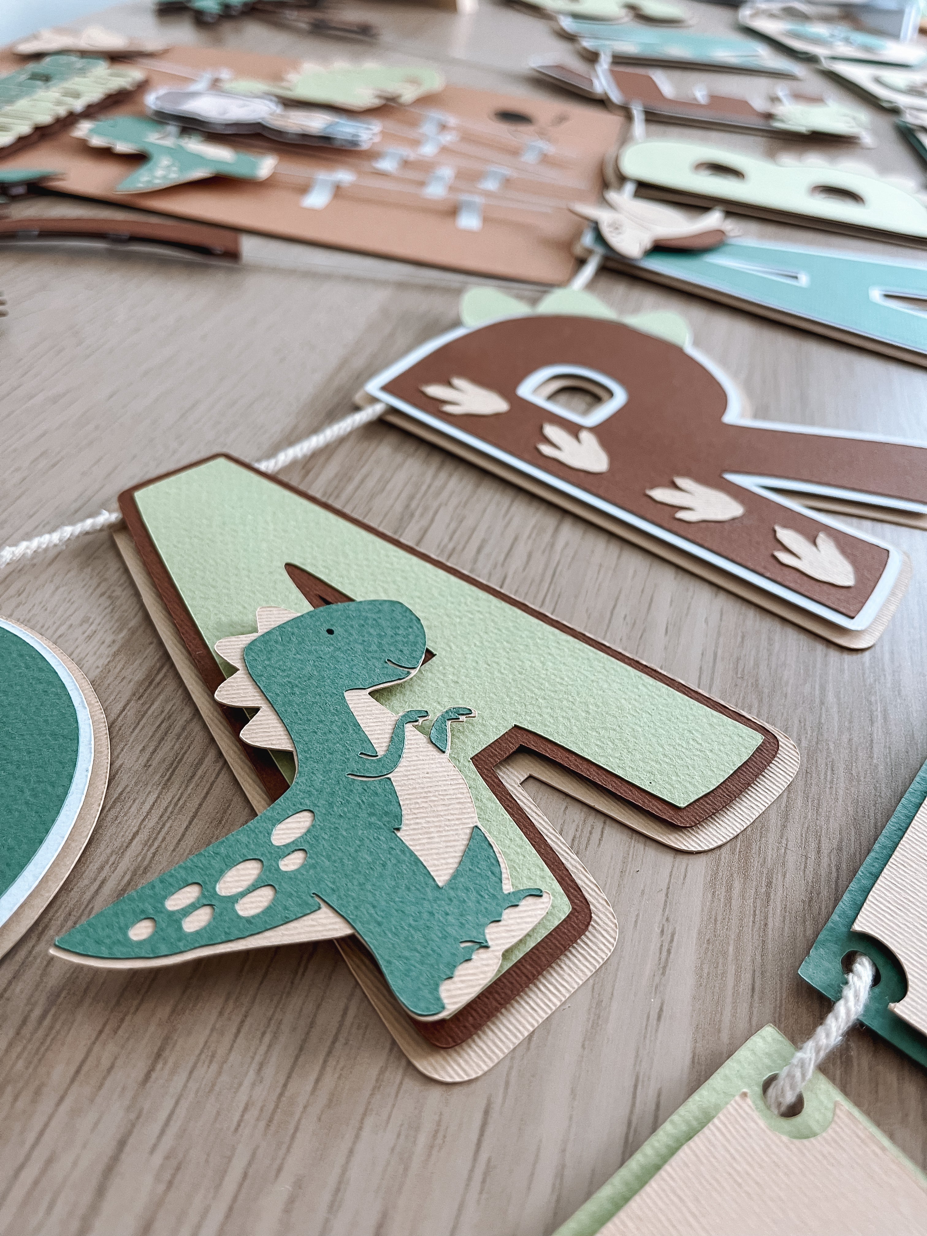 Dinos | Bandeirola parabéns