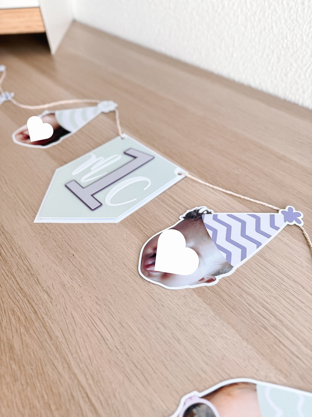 Carinhas e bandeirola número