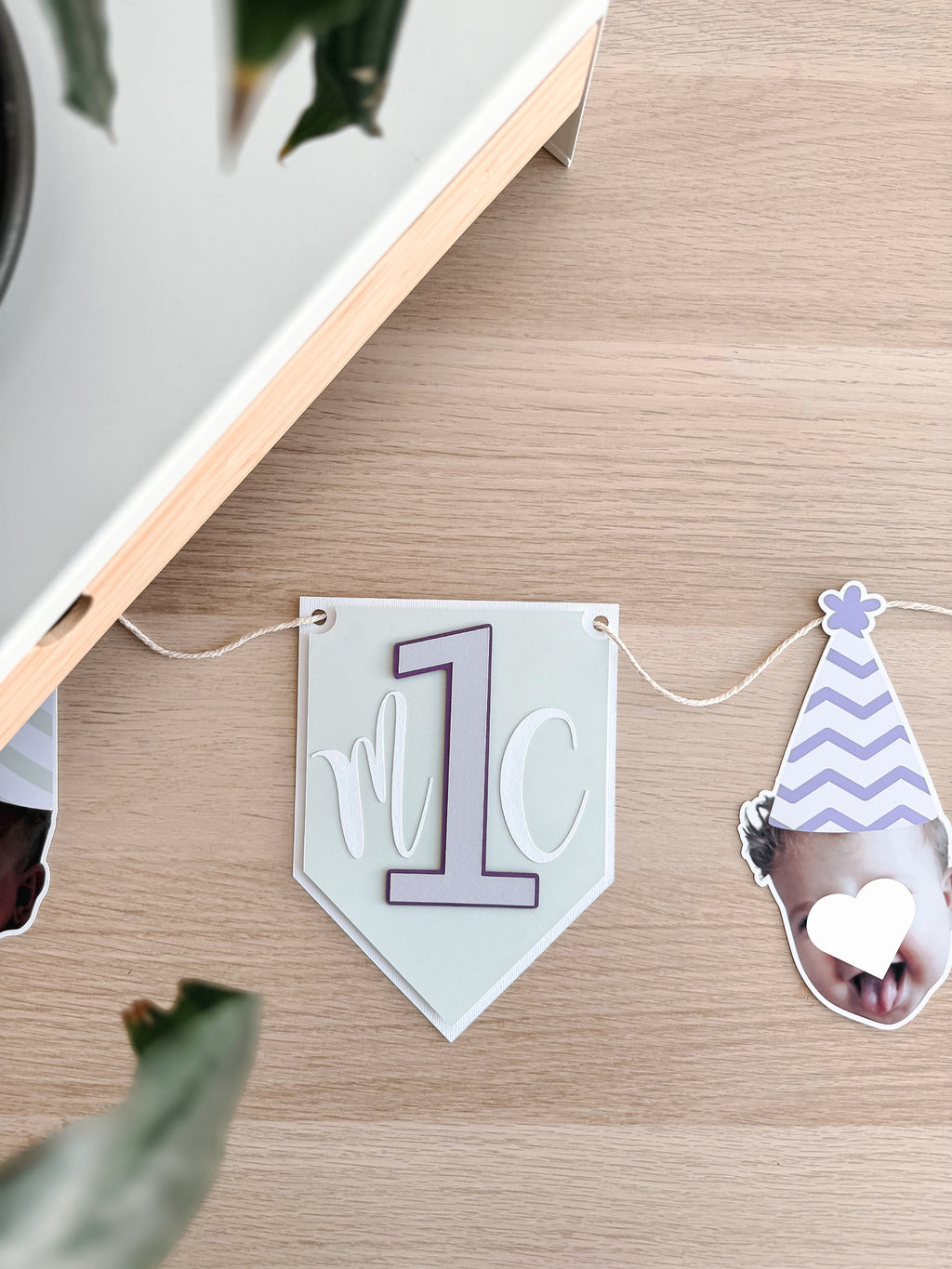 Carinhas e bandeirola número