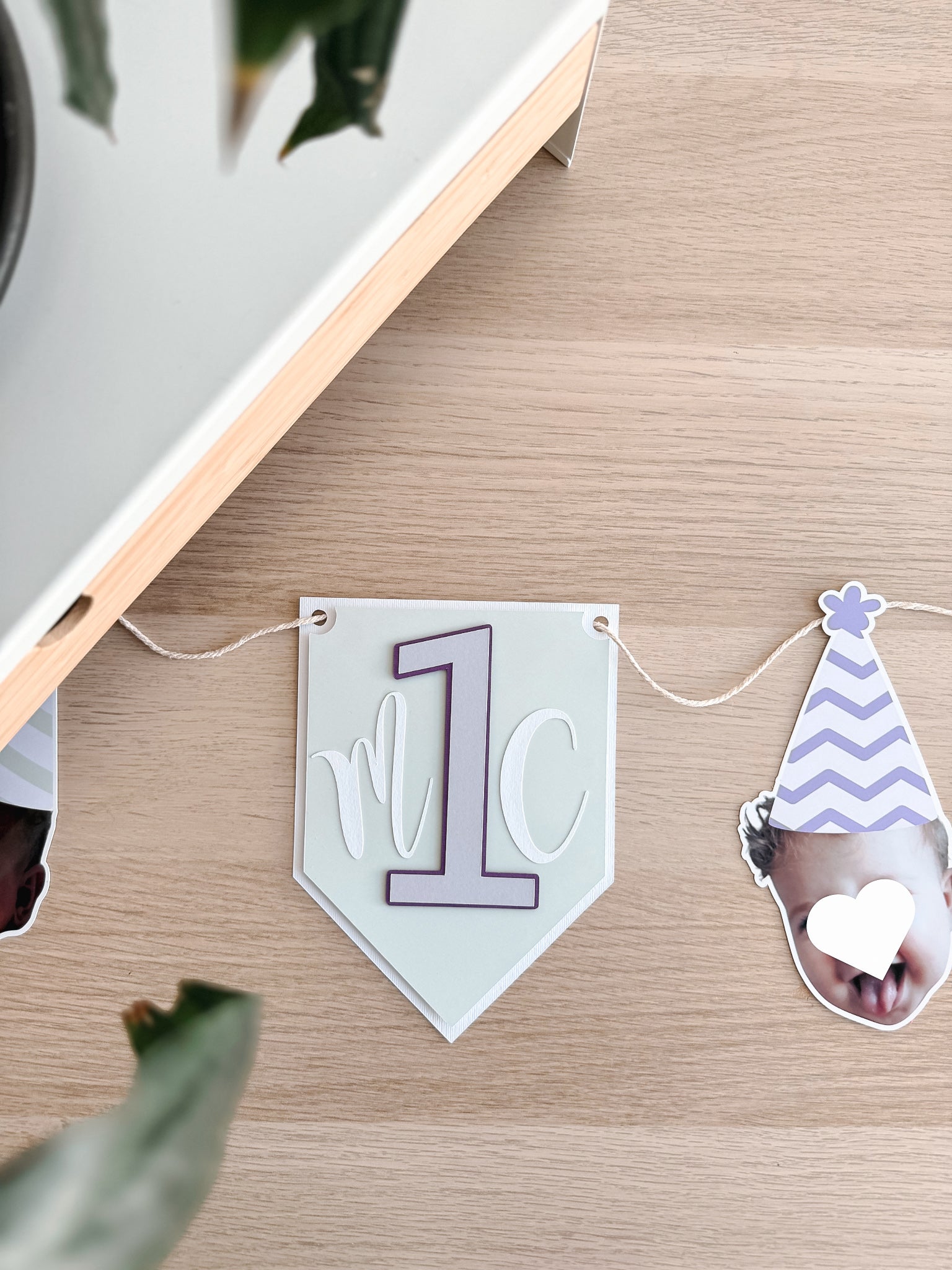 Carinhas e bandeirola número