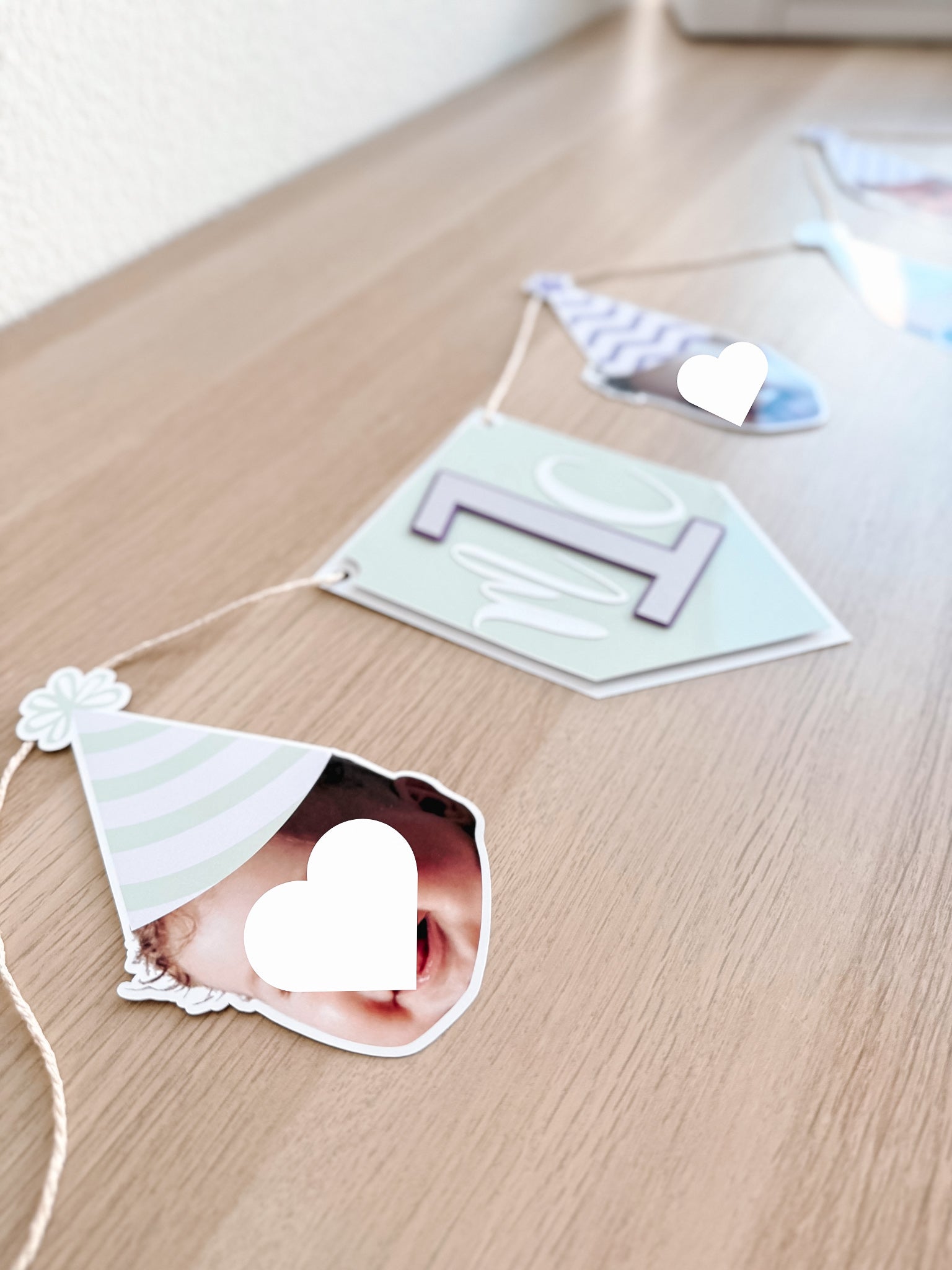 Carinhas e bandeirola número