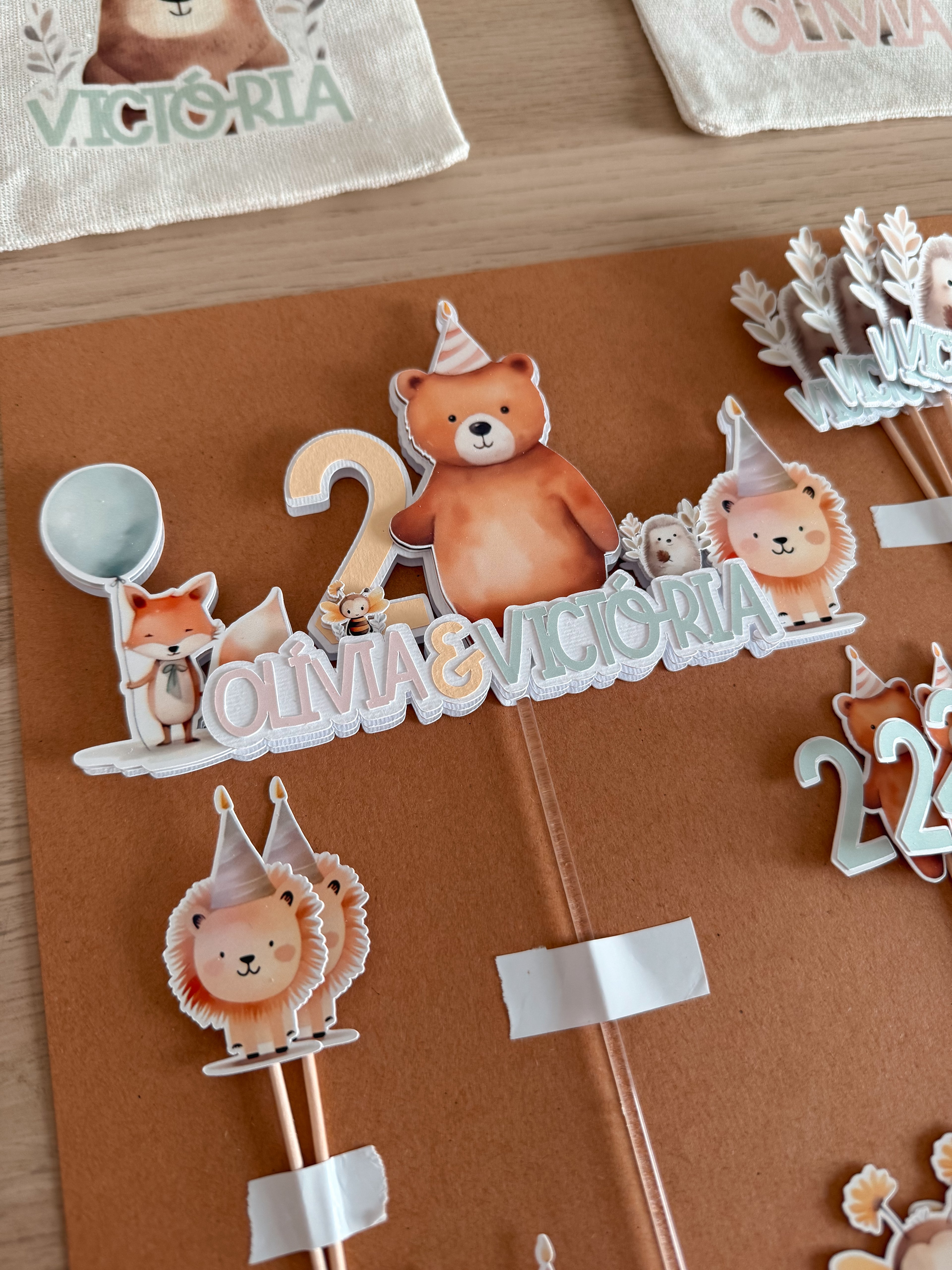 Animais fofos em festa | Topo de bolo premium