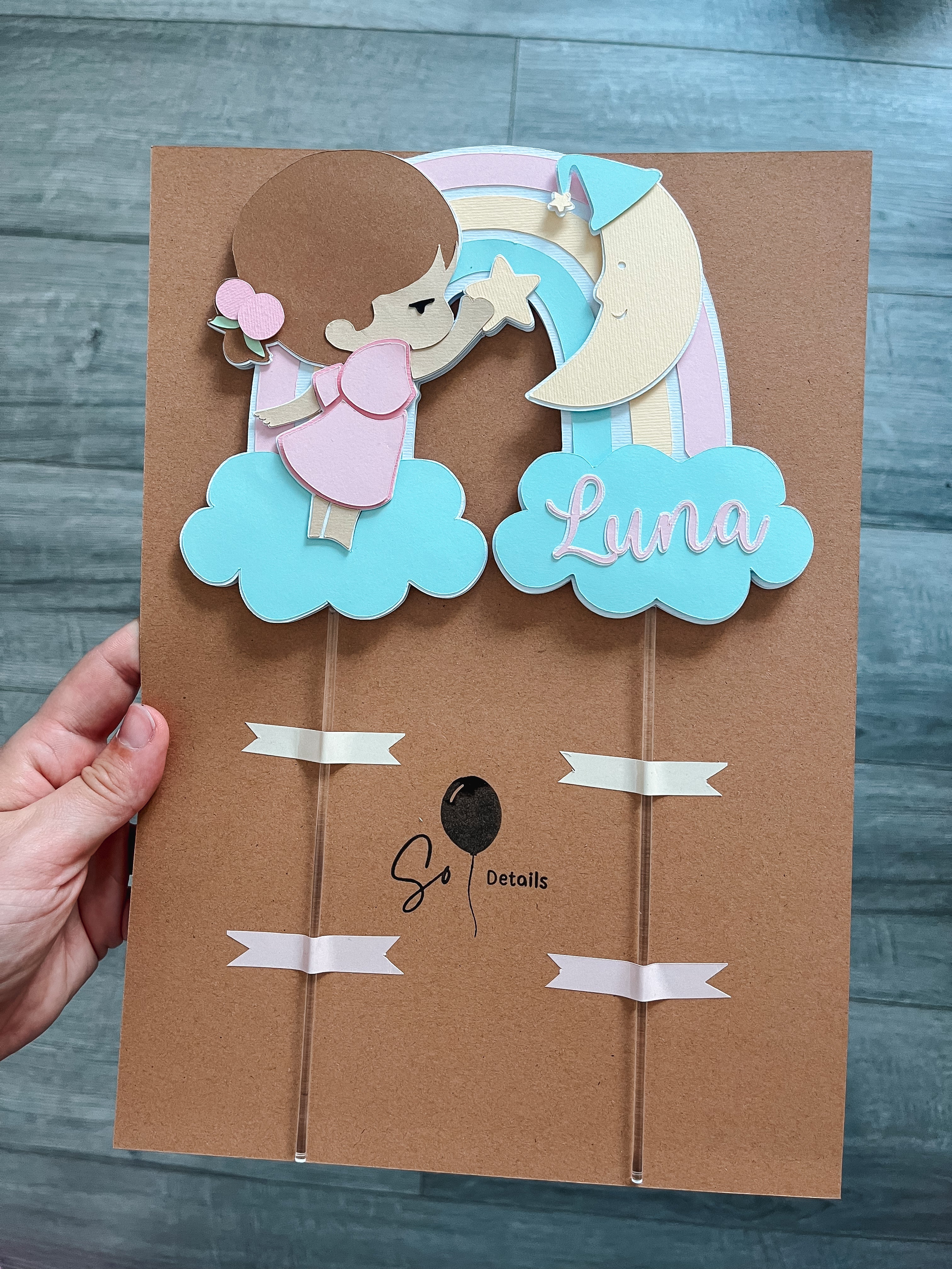 Menina lua e arco íris | Topo de bolo premium