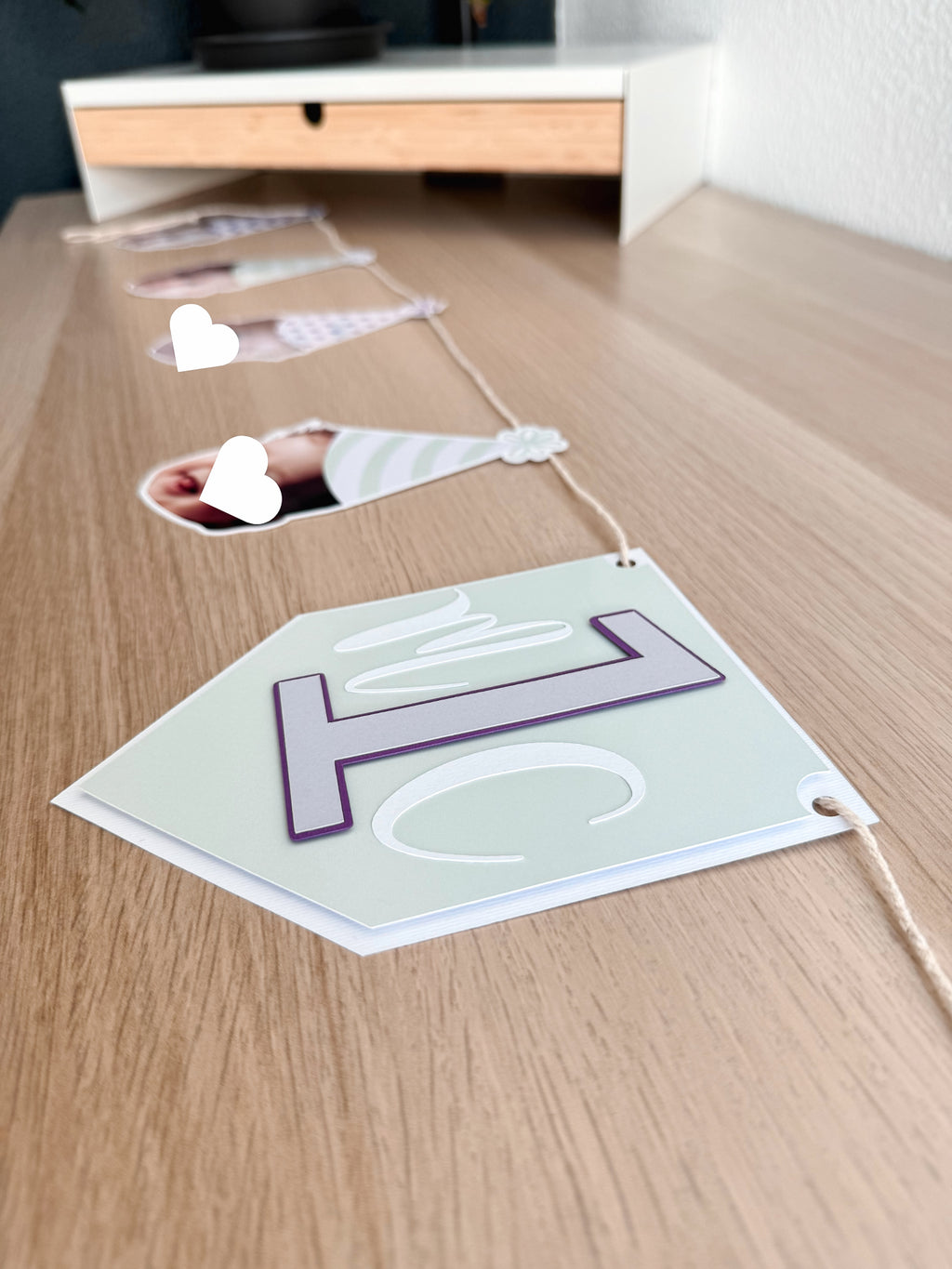 Carinhas e bandeirola número