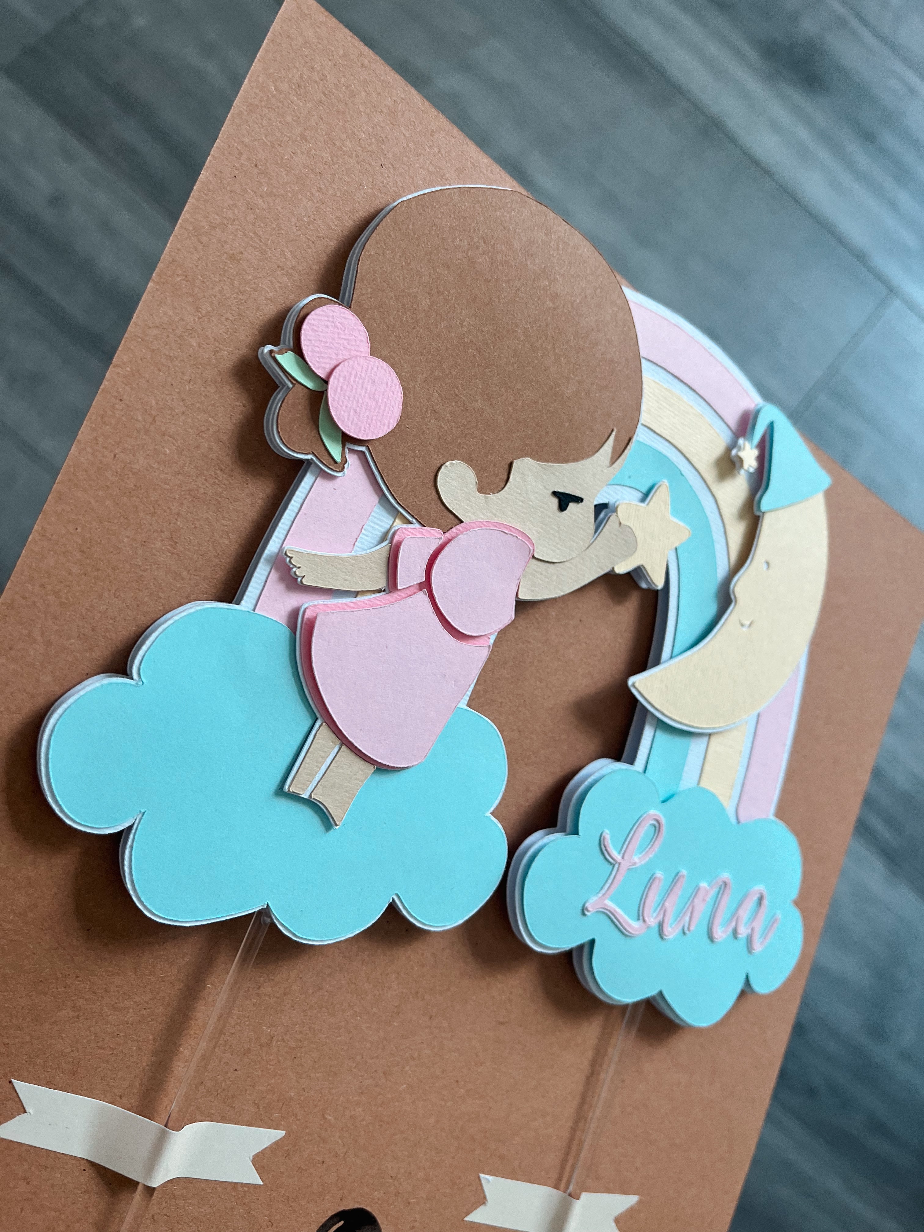 Menina lua e arco íris | Topo de bolo premium